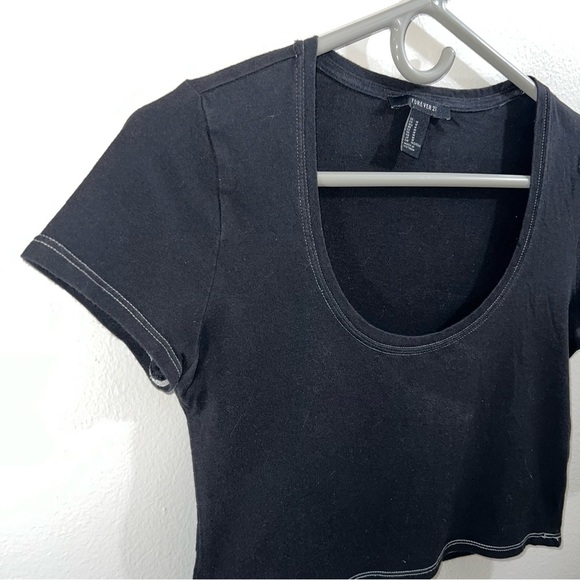 Forever 21 black scoop neck crop top with contrast white stitching size medium - Picture 2 of 4